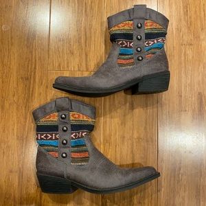 Grey cowboy boots